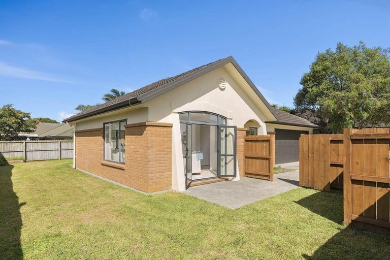 Photo of property in 18 Ballydonegan Rise, East Tamaki, Auckland, 2013