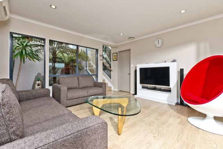 Photo of property in 28 Crimson Park, Oteha, Auckland, 0632