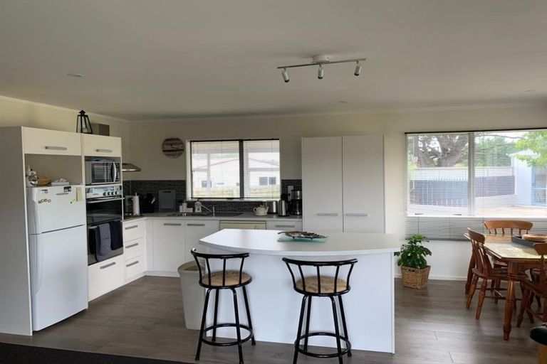 Photo of property in 52 Sarah Street, Waikawa Beach, Levin, 5573