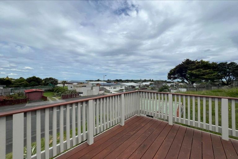 Photo of property in 33 Rangiora Street, Castlecliff, Whanganui, 4501