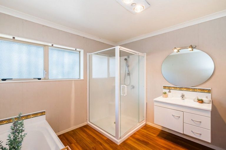 Photo of property in 17 Balmerino Grove, Waikanae, 5036