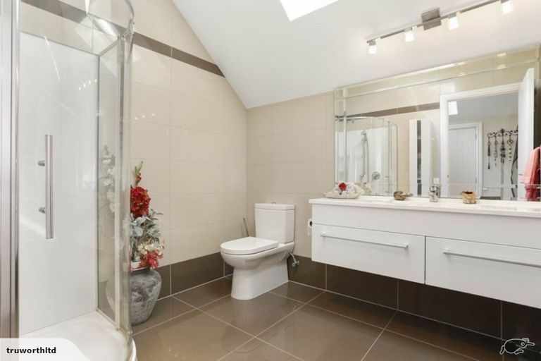 Photo of property in 186 Boord Crescent, Kumeu, 0891