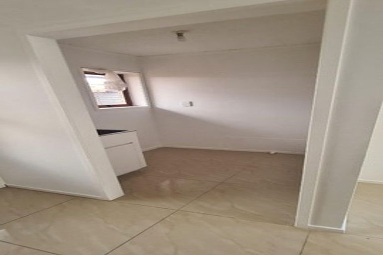 Photo of property in 2/76 Kenderdine Road, Papatoetoe, Auckland, 2025