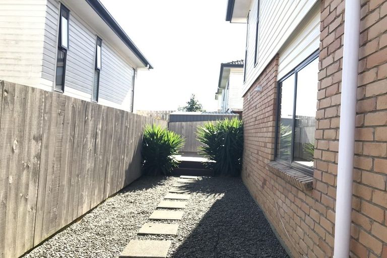 Photo of property in 16 Andover Way, Goodwood Heights, Auckland, 2105