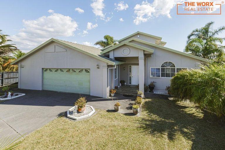 Photo of property in 33 Ribbonwood Crescent, Goodwood Heights, Auckland, 2105