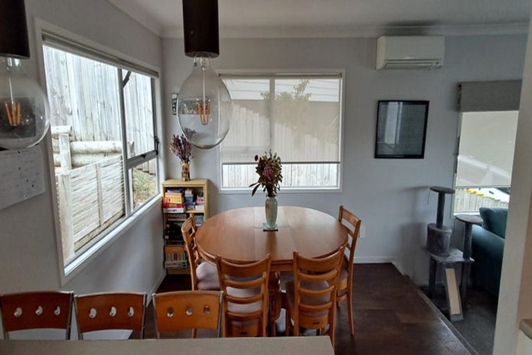 Photo of property in 15 Mile Place, Henderson, Auckland, 0612