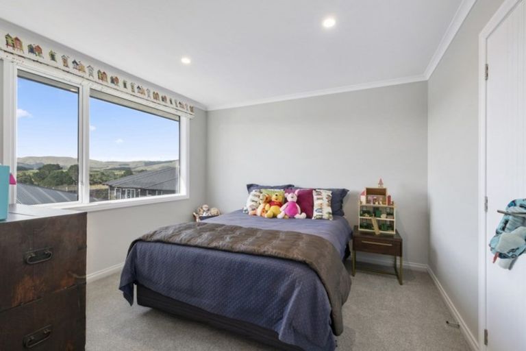 Photo of property in 124 Johnstone Drive, Fitzherbert, Palmerston North, 4410