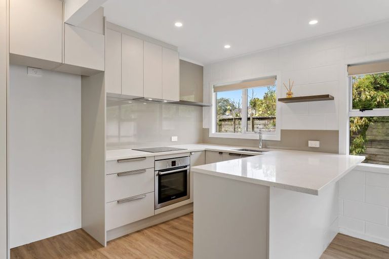 Photo of property in 1/2 Flavia Close, Torbay, Auckland, 0630