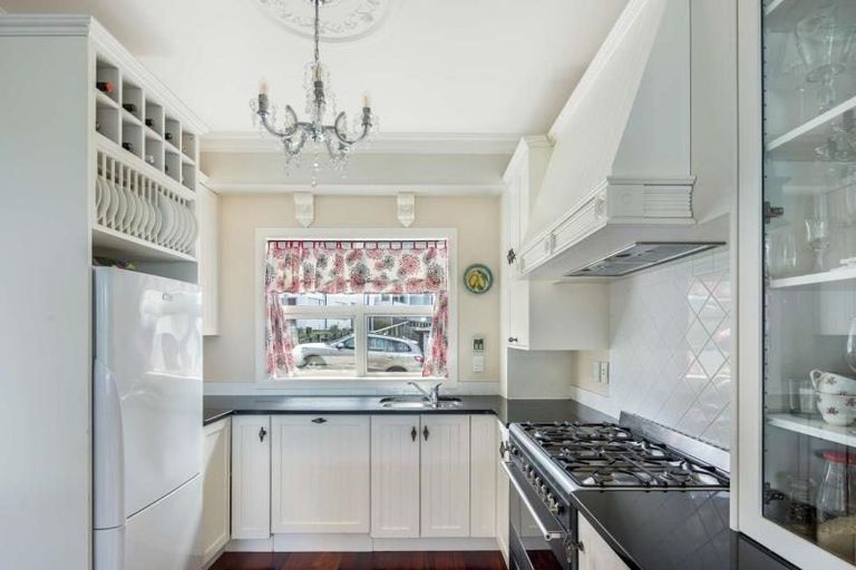 Photo of property in 24 Tamworth Crescent, Newlands, Wellington, 6037