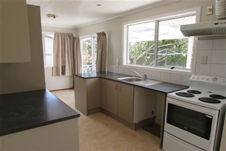 Photo of property in 4 Ballial Place, West Harbour, Auckland, 0618
