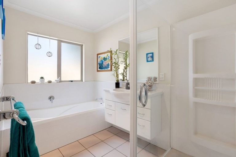 Photo of property in 8 Stonedge Lane, Rosedale, Auckland, 0632