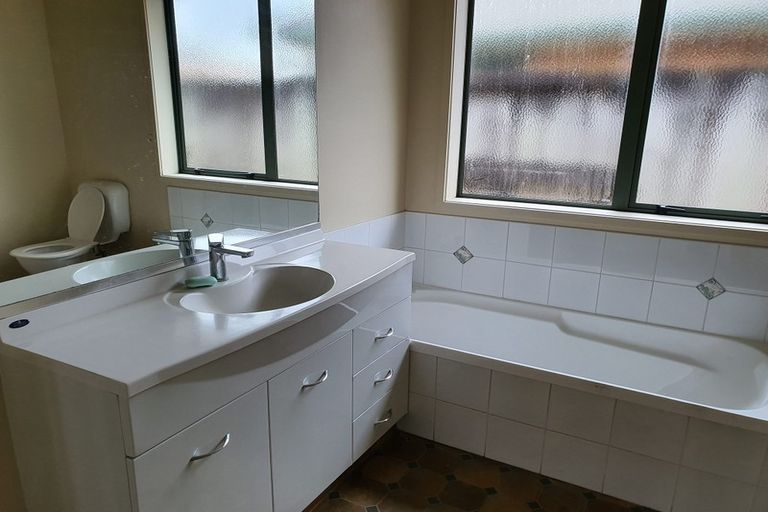 Photo of property in 1 Nobleman Place, Hamilton East, Hamilton, 3216