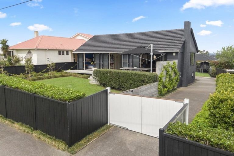 Photo of property in 6 Clairville Crescent, Wai O Taiki Bay, Auckland, 1072