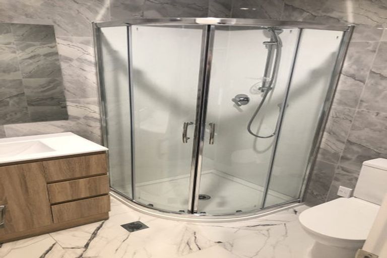 Photo of property in 2/21 Akoranga Drive, Northcote, Auckland, 0627