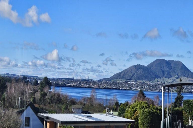 Photo of property in 11 Earle Place, Acacia Bay, Taupo, 3330