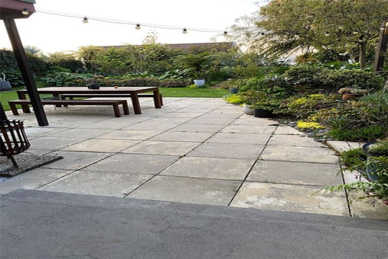 Photo of property in 2 Vista Place, Kawaha Point, Rotorua, 3010