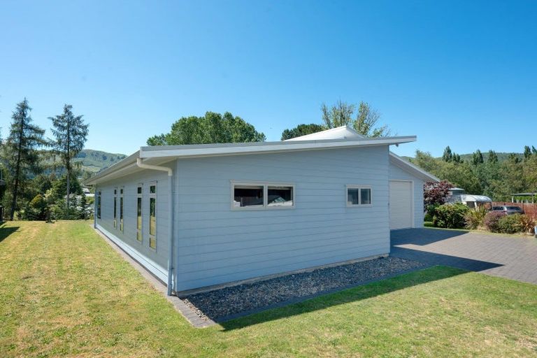 Photo of property in 2 Lakemere Way, Kinloch, Taupo, 3377