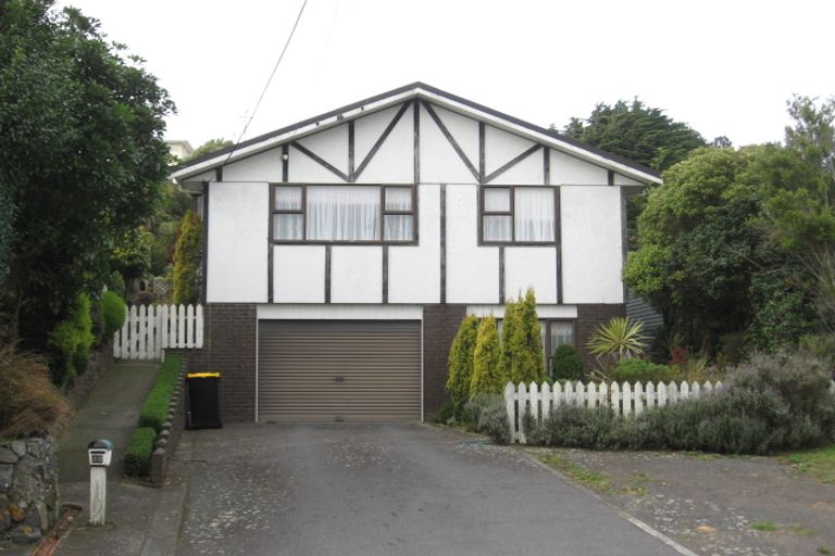 Photo of property in 22 Glanmire Road, Newlands, Wellington, 6037