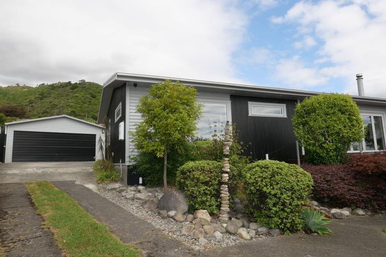 Photo of property in 11 Kotare Street, Waikanae, 5036