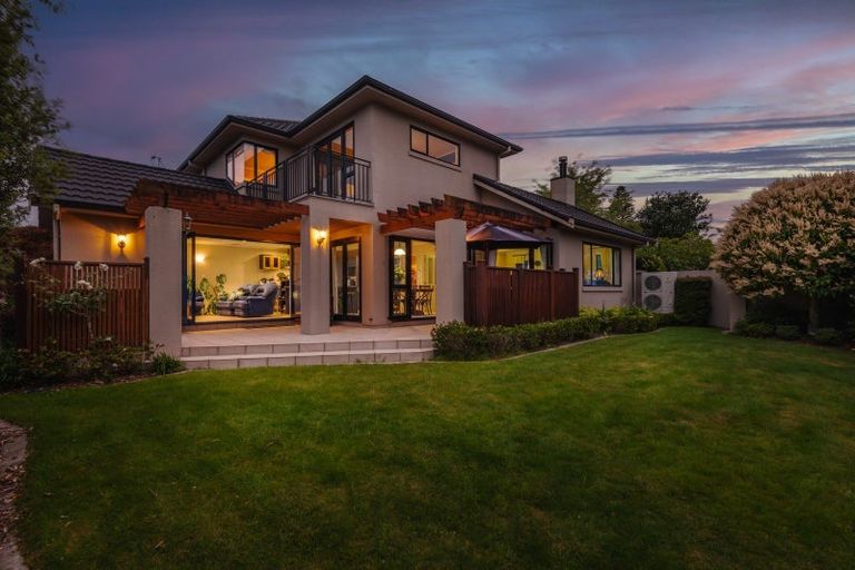 Photo of property in 8 La Lena Grove, Fitzherbert, Palmerston North, 4410