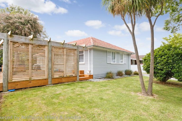 Photo of property in 40 Crewe Crescent, Hokowhitu, Palmerston North, 4410