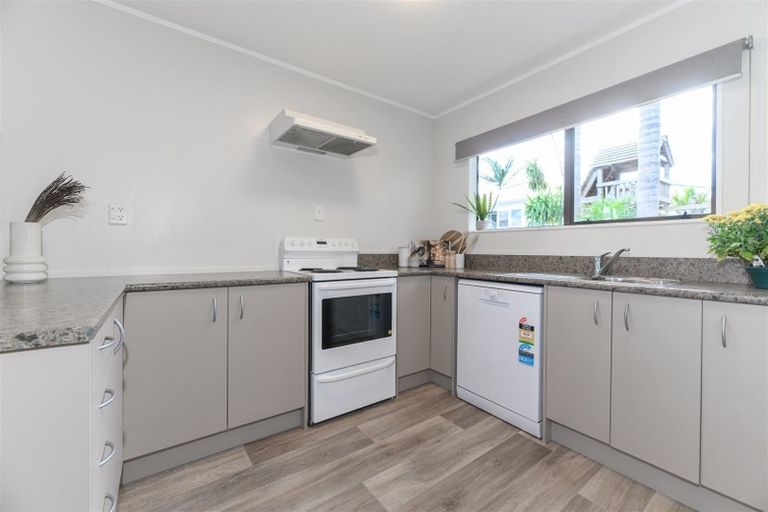 Photo of property in 2/18 Gloria Avenue, Te Atatu Peninsula, Auckland, 0610