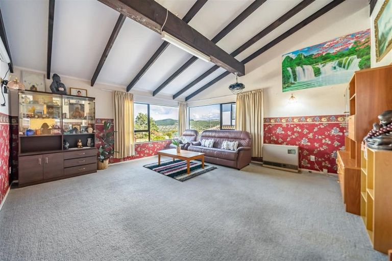 Photo of property in 10 Ordley Grove, Tawa, Wellington, 5028