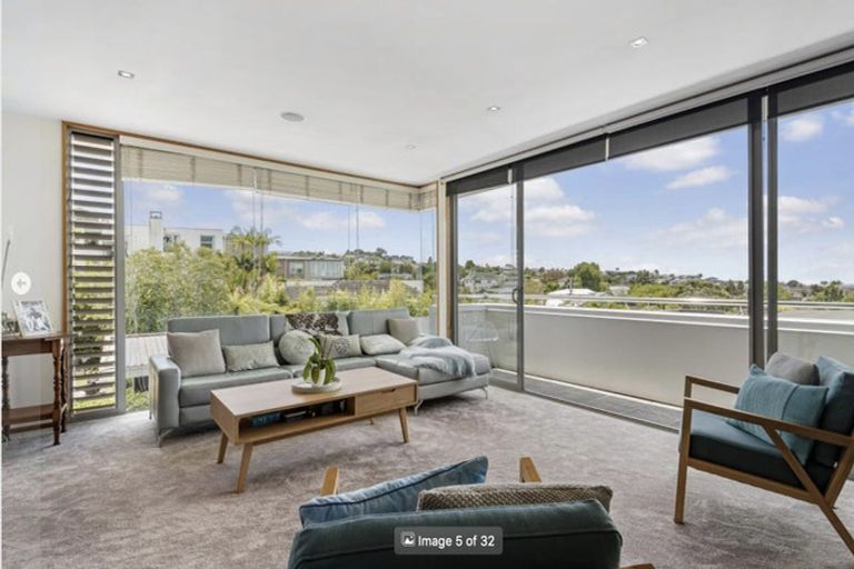 Photo of property in 2/55 Parr Terrace, Castor Bay, Auckland, 0620