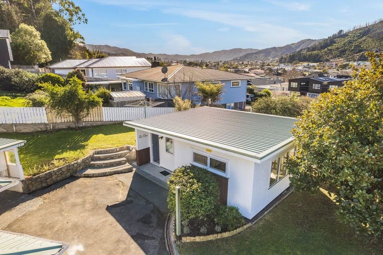 Photo of property in 4 Bledisloe Crescent, Wainuiomata, Lower Hutt, 5014
