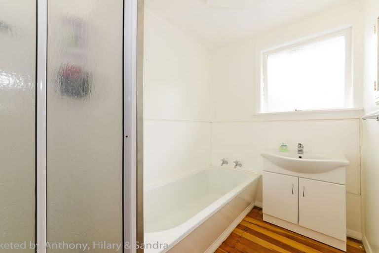 Photo of property in 40 Crewe Crescent, Hokowhitu, Palmerston North, 4410