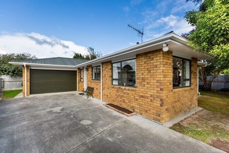 Photo of property in 12a Somerset Crescent, Highbury, Palmerston North, 4412