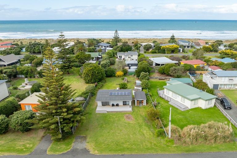 Photo of property in 33 Pinedale Crescent, Riversdale Beach, Masterton, 5872