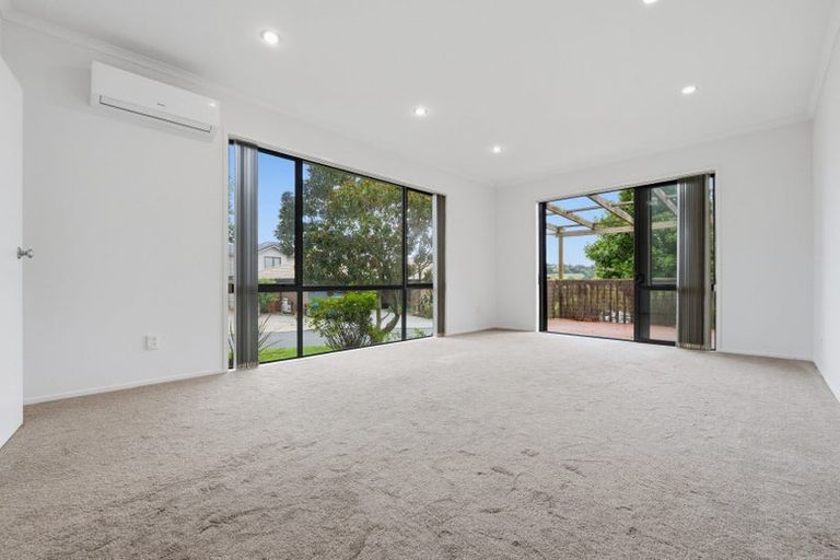 Photo of property in 2 Spring Valley Place, Oteha, Auckland, 0632