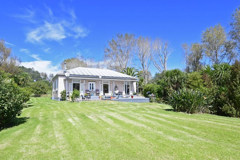 Photo of property in 10 Rangiora Road, Kaiwaka, 0573