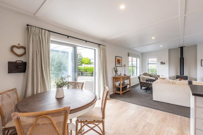Photo of property in 6 Olliver Grove, Waikanae Beach, Waikanae, 5036