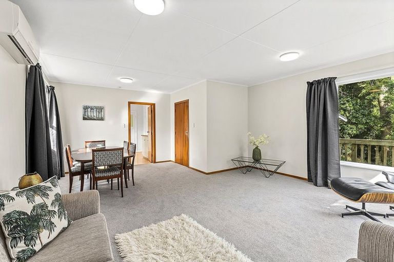 Photo of property in 8 Glanmire Road, Newlands, Wellington, 6037