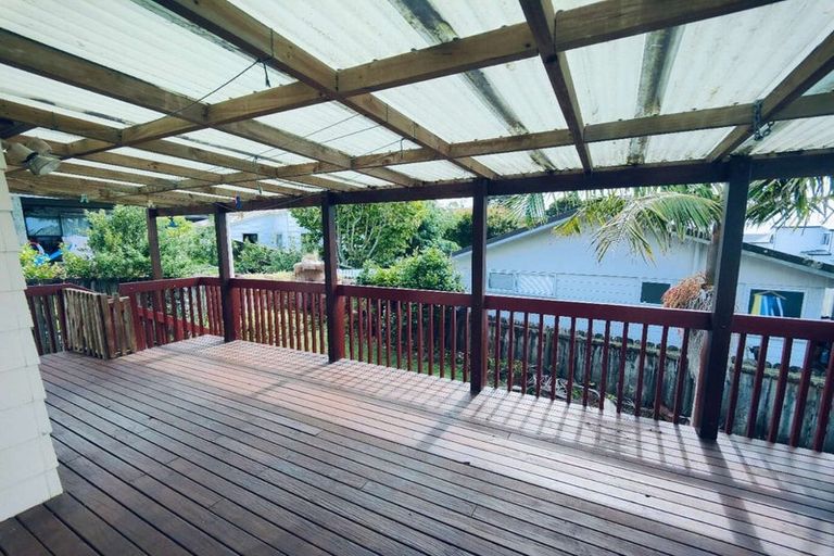 Photo of property in 2/22 Athena Drive, Totara Vale, Auckland, 0629