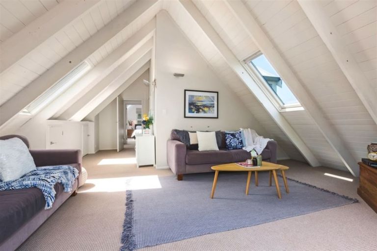 Photo of property in 18 Airlie Road, Plimmerton, Porirua, 5026