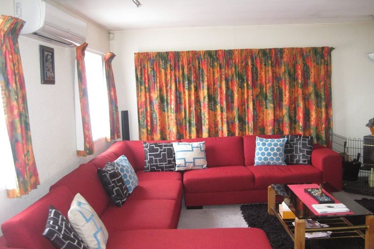 Photo of property in 41 Colchester Crescent, Newlands, Wellington, 6037