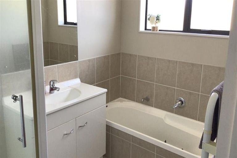 Photo of property in 185 Keri Vista Rise, Papakura, 2110