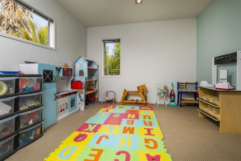 Photo of property in 8 Roy Maloney Drive, Henderson, Auckland, 0612