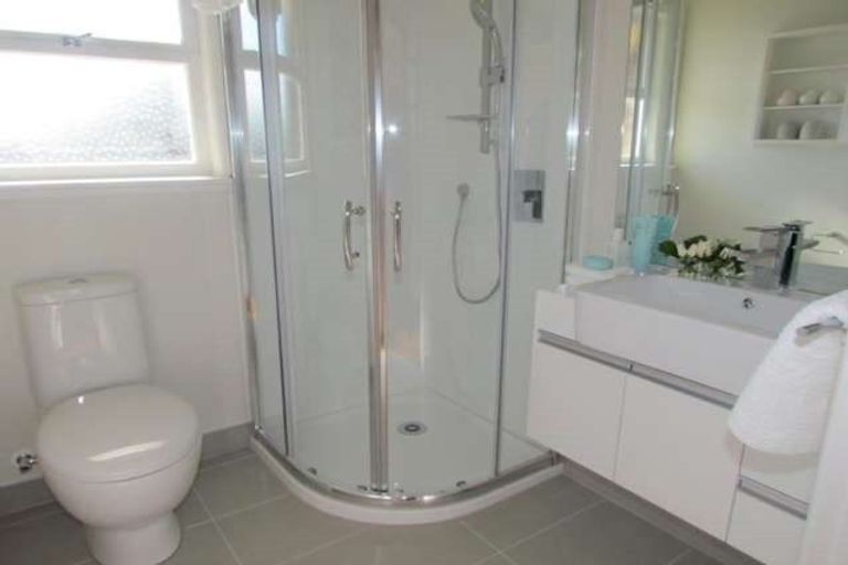 Photo of property in 2/300 Lake Road, Hauraki, Auckland, 0622