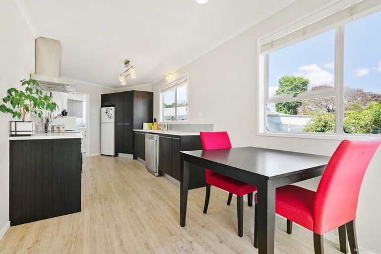 Photo of property in 15 Waari Avenue, Sunnyvale, Auckland, 0612