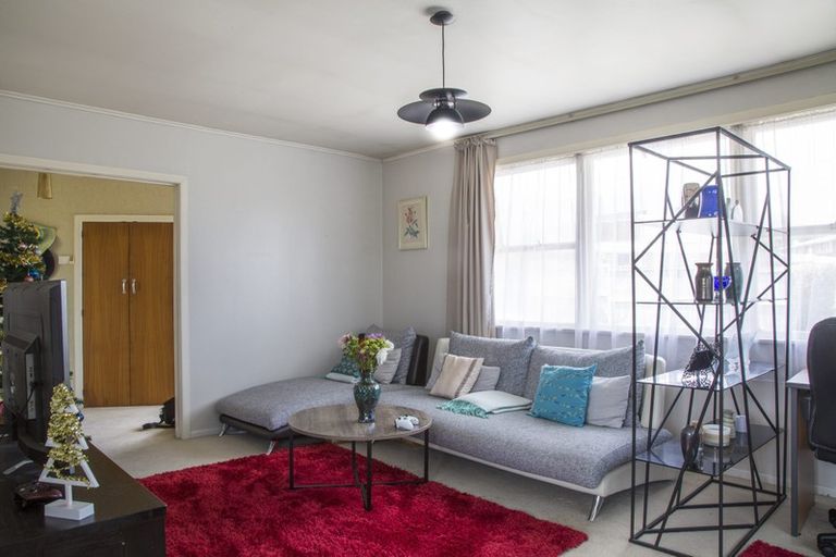 Photo of property in 102 Bond Crescent, Forrest Hill, Auckland, 0620