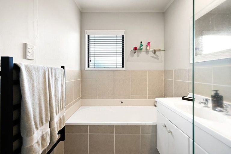 Photo of property in 25 Kentucky Crescent, Nawton, Hamilton, 3200