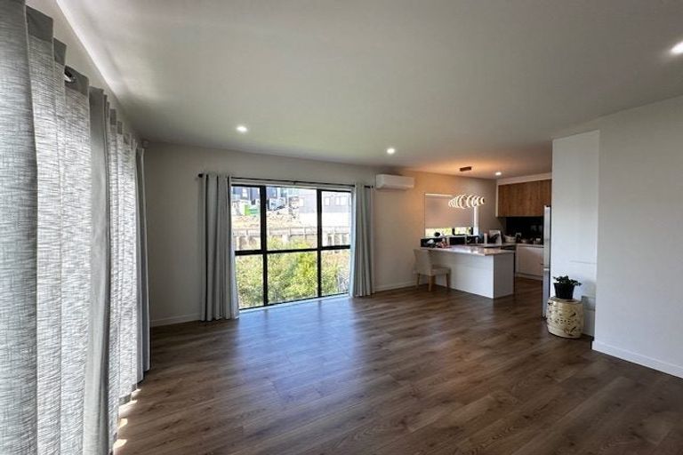 Photo of property in 24 Baumea Rise, Massey, Auckland, 0614