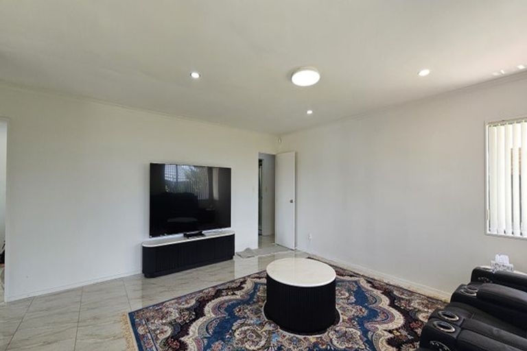 Photo of property in 28 Robert Ross Place, Clendon Park, Auckland, 2103