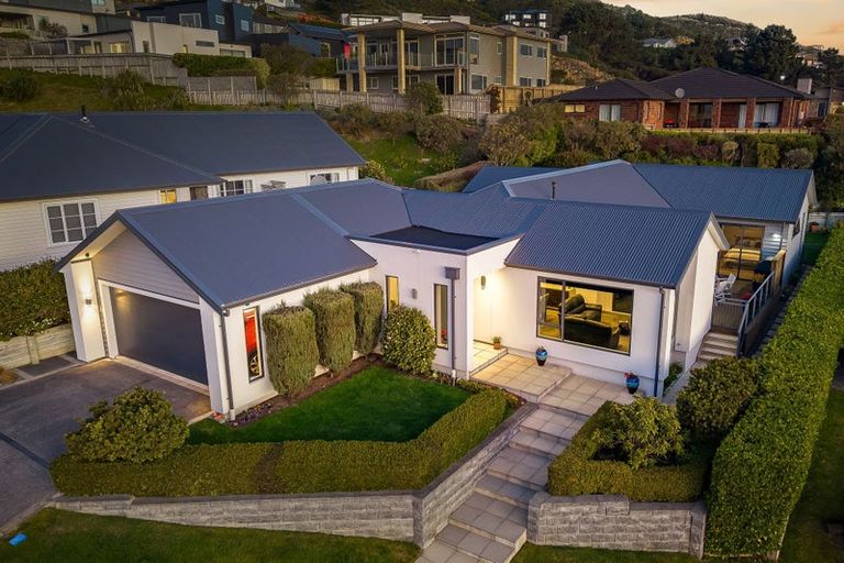 Photo of property in 6 Hollyford Place, Aotea, Porirua, 5024