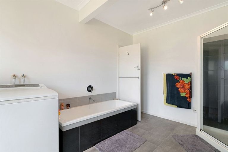 Photo of property in 20 Nile Road, Kelston, Auckland, 0602