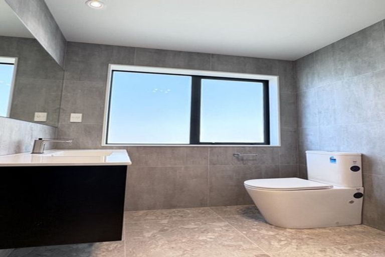 Photo of property in 130 Skulander Crescent, Orewa, 0931